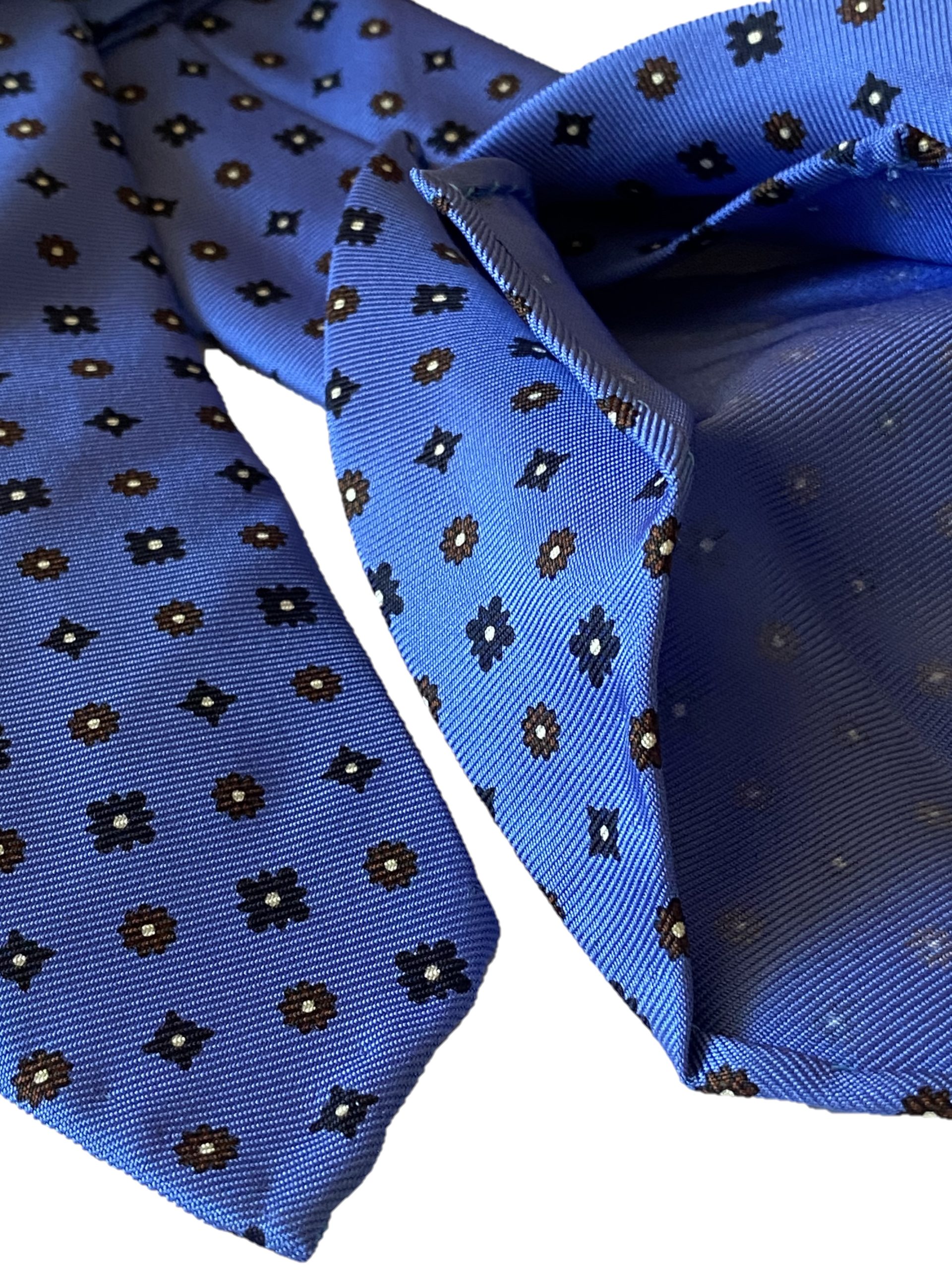5-fold blue floral motif