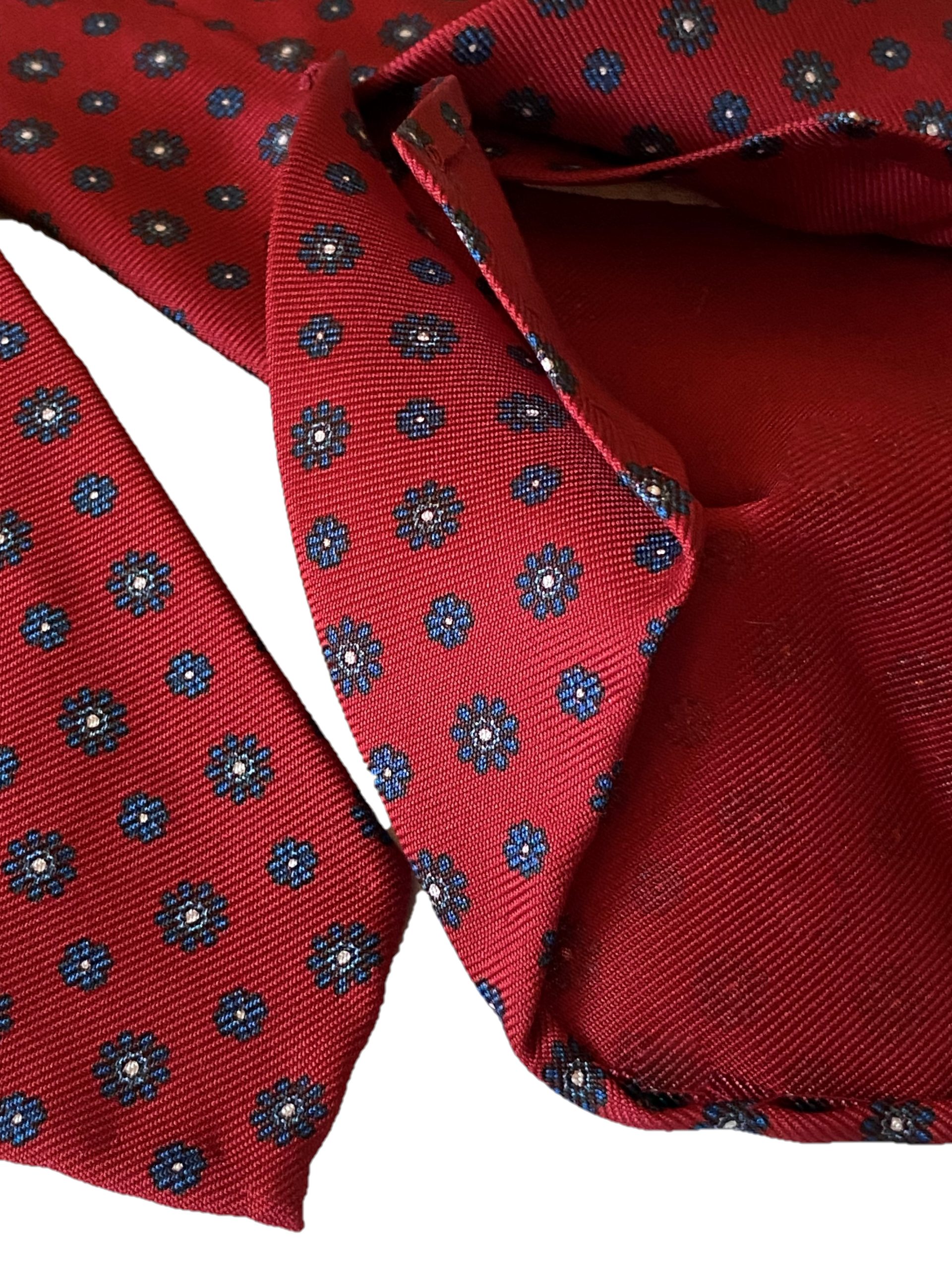 5-fold red tie floral motif