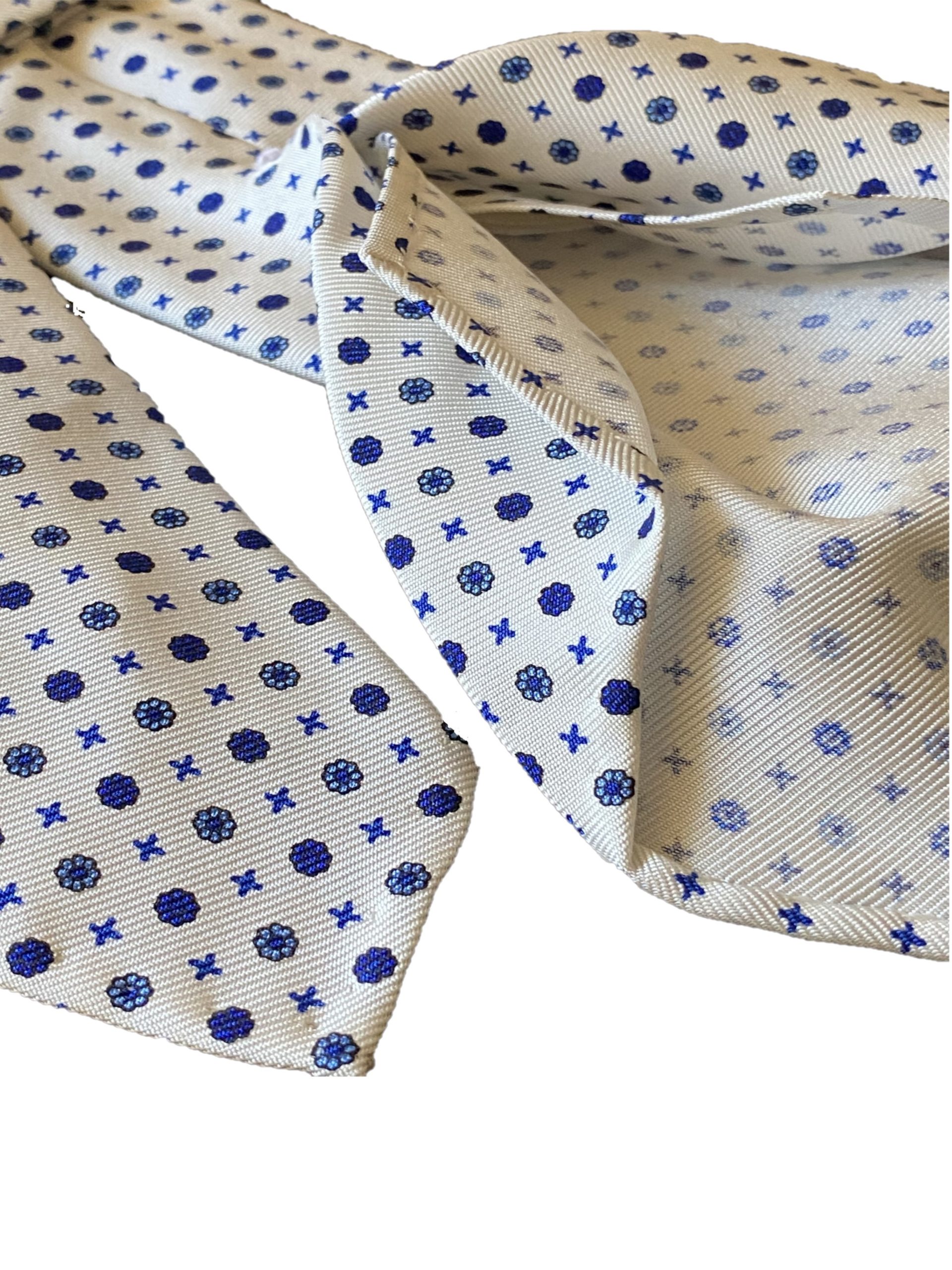 5-fold tie in white color with blue motif